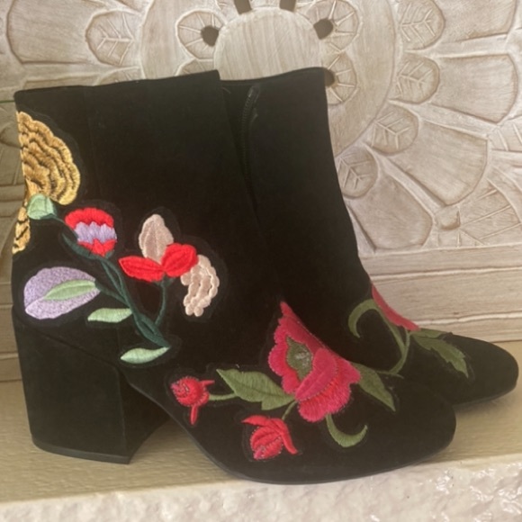 🔥Kenneth Cole New York Women's Reeve 4 Block Heel Bootie with Embroidery Ankle - Picture 3 of 13